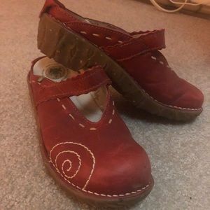El Naturalista women’s red slip on clogs